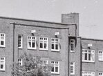 Uitsnede: plastische gevel.
<br/>
J.M. Arsath Ro'is, Stadsarchief Amsterdam, juni 1960